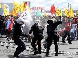 Tumulto entre policiais e manifestantes durante ato convocado pela Central Única dos Trabalhadores – Foto: Agência Brasil