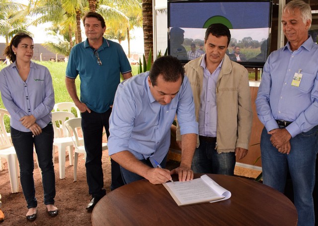 Vice-prefeito assinou termo juntamente com secretário de Agricultura Familiar, presidente do Sindicato Rural e presidente da Famasul – Foto: Luiz Radai/Assecom