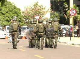 Militares deixam prédio do governo após Temer revogar decreto que pedia ação das Forças Armadas em Brasília - Foto: Reprodução/GloboNews