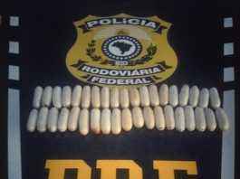 Foram apreendidos 38 cápsulas de cocaína, avaliada em aproximadamente R$ 50 mil – Foto: PRF
