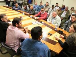 Vereadores e funcionários da usina durante a reunião - Foto: Eder Gonçalves