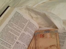 Dinheiro encontrado dentro de Bíblia na operação Labirinto de Creta - Foto: PF/Divulgação