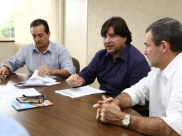 Sergio Henrique(ao centro), diretor da Agehab, ressalta a importância do benefício, tanto ao município quanto aos seus cidadãos – Foto: Assecom