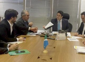 Governador Reinaldo Azambuja e o prefeito de Campo Grande, Marcos Trad, durante reunião com o ministro das Cidades, Bruno Araújo – Foto: Assessoria