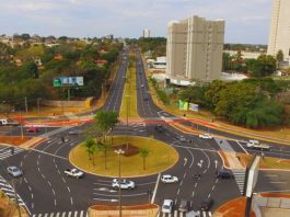 Nova rotatória conta com três faixas de rolamento de acesso pela Avenida Mato Grosso e quatro conjuntos de semáforos inteligentes – Foto: Edemir Rodrigues