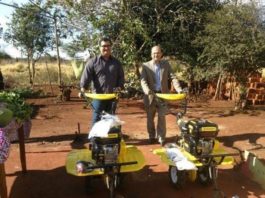 Madson e Barbosinha comemoram aquisição de equipamentos para prática de agricultura familiar - Foto: Assessoria