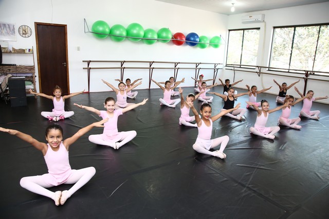 Alunos da rede municipal de ensino participam de aulas de dança em academias parceiras da administração – Foto: A. Frota