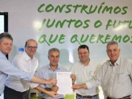 Governador Reinaldo Azambuja junto ao secretário Jaime Verruck entregaram à Fibria a Licença de Operação da unidade Horizonte 2, emitida pela Imasul - Foto: Chico Ribeiro