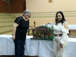 Denize Portolann, secretária de Educação do município, participou do evento e foi presenteada com uma das maquetes, como lembrança do projeto - Assessoria
