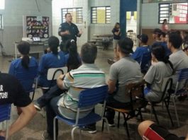 Mais de 500 alunos do EJA assistiram as palestras, que nesta quarta-feira foi proferida na Escola Januário Pereira de Araújo – Divulgação 3º BPM
