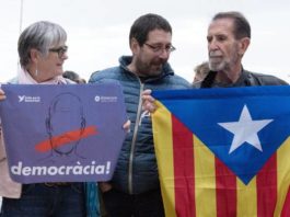 Presidente da Catalunha, Carles Puigdemont, seu vice, Oriol Junqueras e de todos os secretários regionais foram destituídos – Foto: EPA