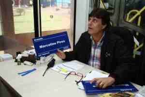 Carlos Fábio apresenta material que será empregado na sinalização do nome das ruas da cidade, com o projeto Casa da Esquina - Foto: A. Frota