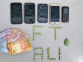 Dinheiro, drogas e celulares apreendidos na ação policial – Divulgação PM
