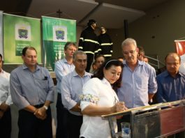 Governador Reinaldo Azambuja e prefeita Délia Razuk assinaram ordens de serviço, nesta sexta, nas áreas de saúde e infraestrutura urbana – Foto: A. Frota