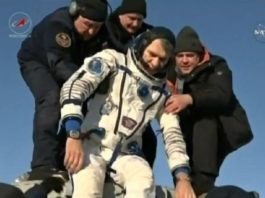 Paolo Nespoli é amparado na chegada à Terra - Foto: ESA/NASA/ANSA