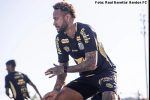 Neymar treina normalmente no Santos após exames no joelho e segue sob avaliação