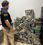 PRF apreende quase meia tonelada de cocaína e prende motorista de caminhão