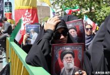 Milhares vão às ruas no Irã em homenagem a Ali Khamenei