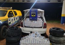 PMR apreende veículo abarrotado de cigarros e pneus contrabandeados