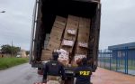 Ação conjunta PRF e PM apreende 50 mil maços de cigarros contrabandeados