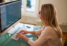 Serviços crescem 0,1% em fevereiro, impulsionados por tecnologia e transporte de cargas