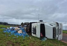 Carreta carregada de cerveja tomba no trecho Dourados a Ponta Porã; motorista fica ferido